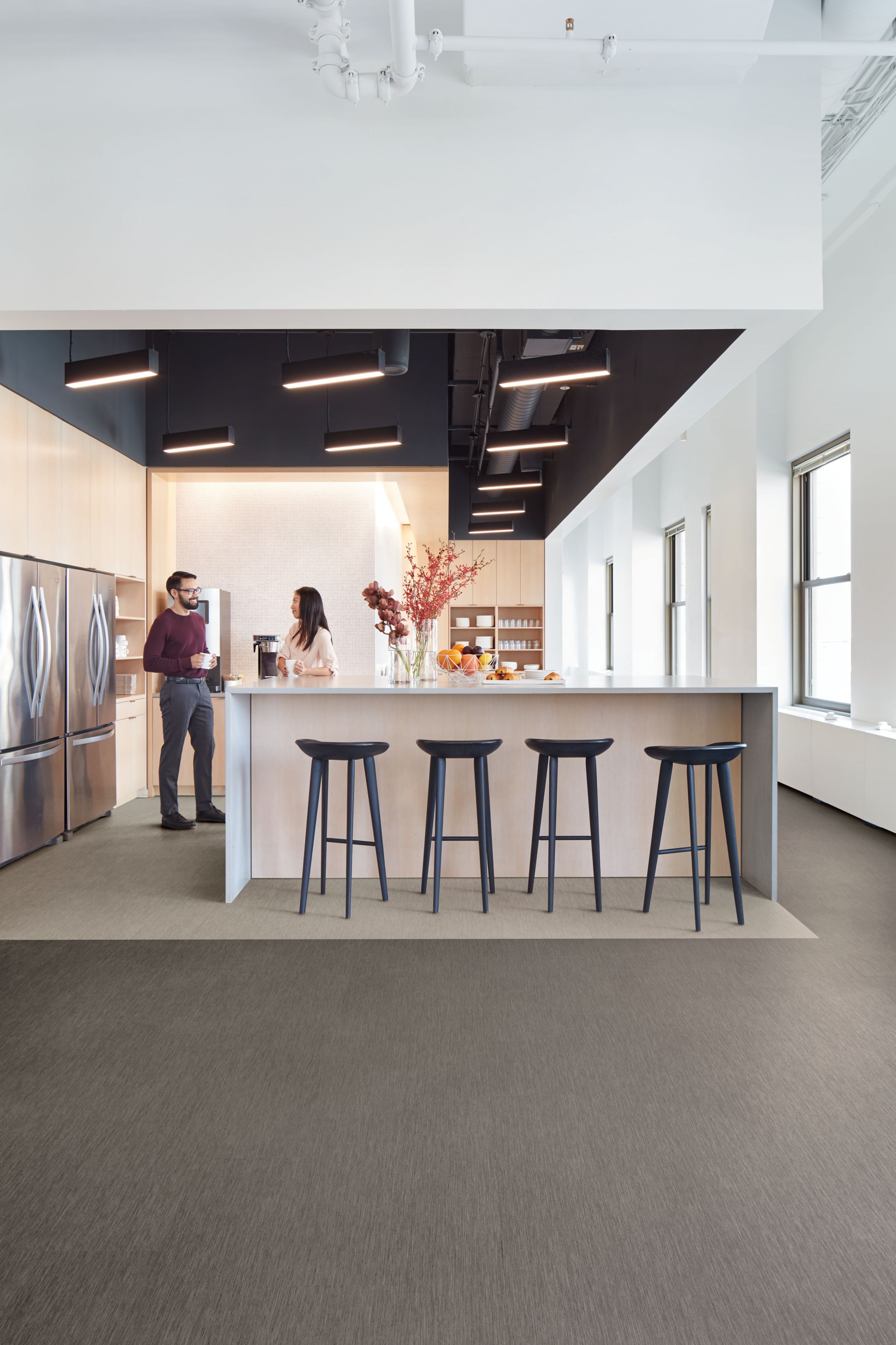 Interface Brushed Lines LVT in break area with bar and stools numéro d’image 6